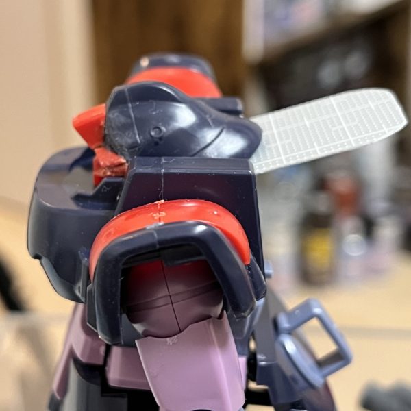 足の次はヘッドです。アーティファクトに倣い目を細くしました（後でパテ整形します）。首は可動式をやめプラ板を一枚斜めにかましてヘッドを若干前かがみに顎を引いた感じに修正します。そのプラ板を延長してバックパックは大型の物に作り変えます。この山場を越えると後はちまちまディテール作り込むだけといった感じでしょうか？それにしてもベッドの形状がカッコいい…消防士か火付盗賊改のヘルメットみたいです…😅（5枚目）