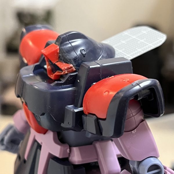 足の次はヘッドです。アーティファクトに倣い目を細くしました（後でパテ整形します）。首は可動式をやめプラ板を一枚斜めにかましてヘッドを若干前かがみに顎を引いた感じに修正します。そのプラ板を延長してバックパックは大型の物に作り変えます。この山場を越えると後はちまちまディテール作り込むだけといった感じでしょうか？それにしてもベッドの形状がカッコいい…消防士か火付盗賊改のヘルメットみたいです…😅（4枚目）