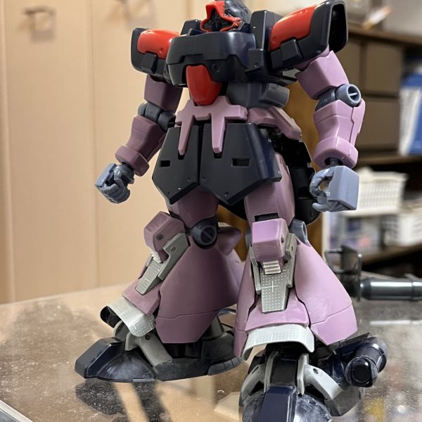 足の次はヘッドです。アーティファクトに倣い目を細くしました（後でパテ整形します）。首は可動式をやめプラ板を一枚斜めにかましてヘッドを若干前かがみに顎を引いた感じに修正します。そのプラ板を延長してバックパックは大型の物に作り変えます。この山場を越えると後はちまちまディテール作り込むだけといった感じでしょうか？それにしてもベッドの形状がカッコいい…消防士か火付盗賊改のヘルメットみたいです…😅（2枚目）