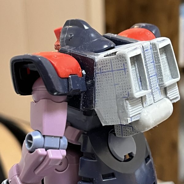 バックパックを大雑把に作ってみました。バランスを見ながらまだ修正は必要かと思います。イメージは今度はアーティファクトではなくユニコーンのトリントン基地襲撃に登場する多分皆さんが大好きなあのドムてす。隣をトローペンが疾走してるんですよね。バックパックとして独立した感じではなく胴体や頭と一体化した様な丸みを帯びたロートル感のあるデザインが好きでかなり前から気になってました。自分なりに好き勝手にアレンジしてます。（6枚目）