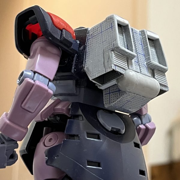 バックパックを大雑把に作ってみました。バランスを見ながらまだ修正は必要かと思います。イメージは今度はアーティファクトではなくユニコーンのトリントン基地襲撃に登場する多分皆さんが大好きなあのドムてす。隣をトローペンが疾走してるんですよね。バックパックとして独立した感じではなく胴体や頭と一体化した様な丸みを帯びたロートル感のあるデザインが好きでかなり前から気になってました。自分なりに好き勝手にアレンジしてます。（4枚目）