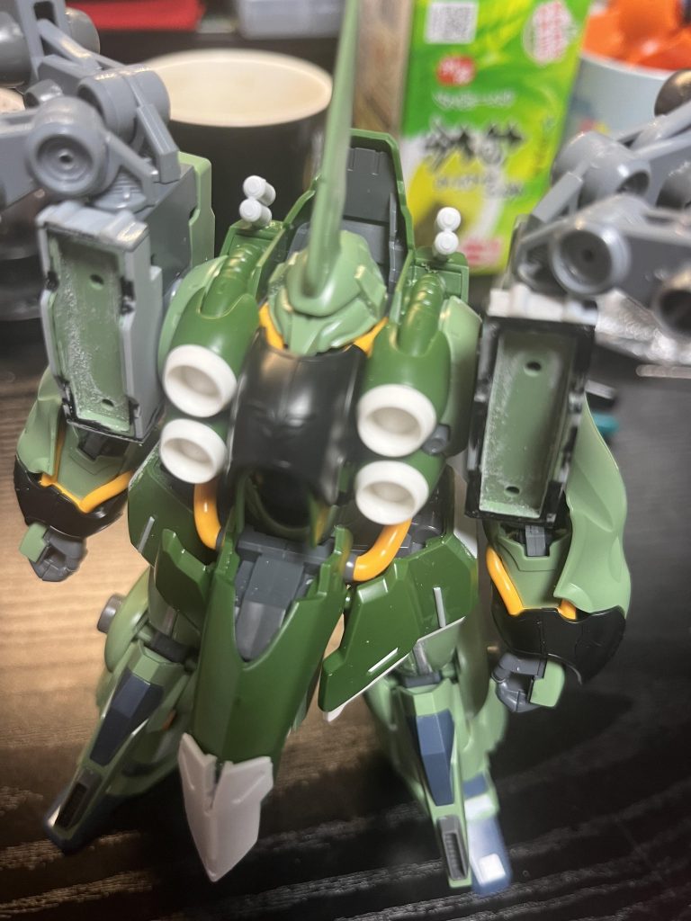 肩の部分の幅を1ミリづつ増やしています。それと肩が寂しかったので、撹乱用のスモークを発射できる様に武器を追加しています。