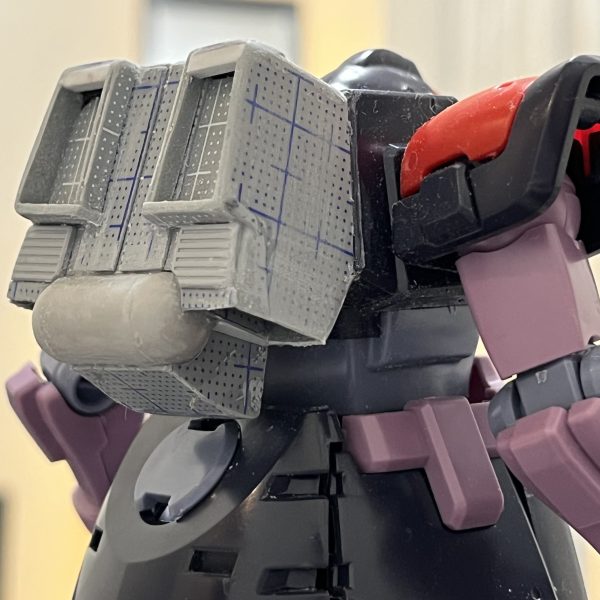 バックパックを大雑把に作ってみました。バランスを見ながらまだ修正は必要かと思います。イメージは今度はアーティファクトではなくユニコーンのトリントン基地襲撃に登場する多分皆さんが大好きなあのドムてす。隣をトローペンが疾走してるんですよね。バックパックとして独立した感じではなく胴体や頭と一体化した様な丸みを帯びたロートル感のあるデザインが好きでかなり前から気になってました。自分なりに好き勝手にアレンジしてます。（5枚目）