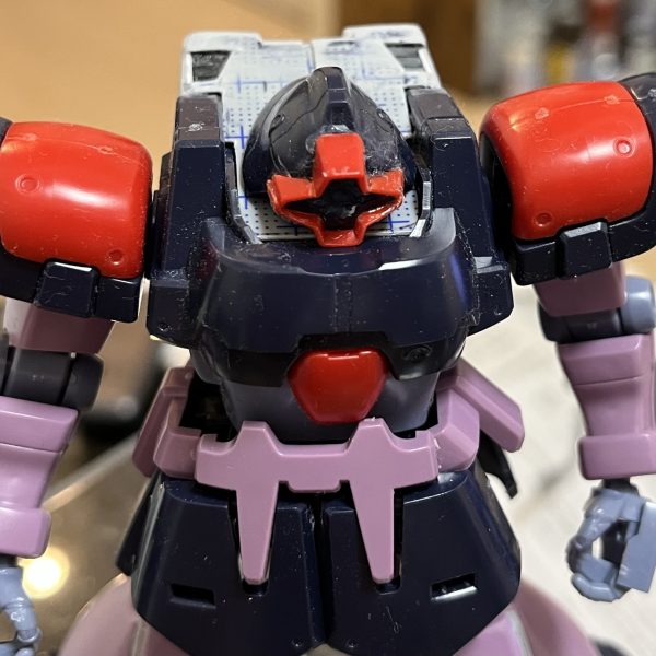 バックパックを大雑把に作ってみました。バランスを見ながらまだ修正は必要かと思います。イメージは今度はアーティファクトではなくユニコーンのトリントン基地襲撃に登場する多分皆さんが大好きなあのドムてす。隣をトローペンが疾走してるんですよね。バックパックとして独立した感じではなく胴体や頭と一体化した様な丸みを帯びたロートル感のあるデザインが好きでかなり前から気になってました。自分なりに好き勝手にアレンジしてます。（3枚目）