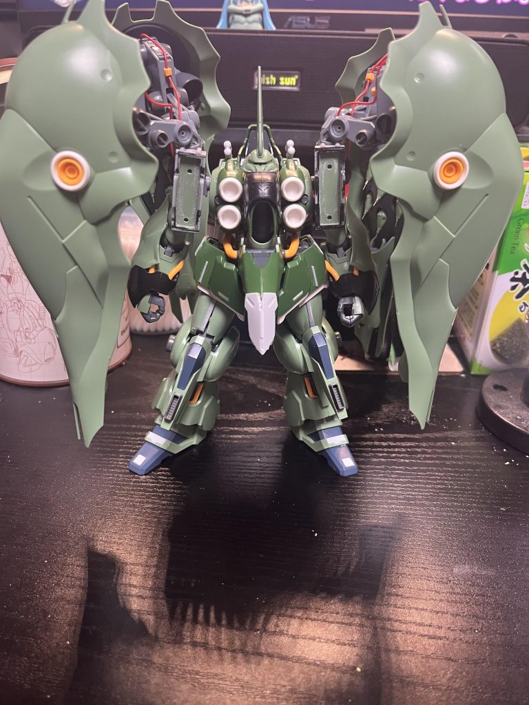 塗装直前結構色々デティールアップしています。太ももはキットのままだと細く感じたので、2ミリ幅まししています。