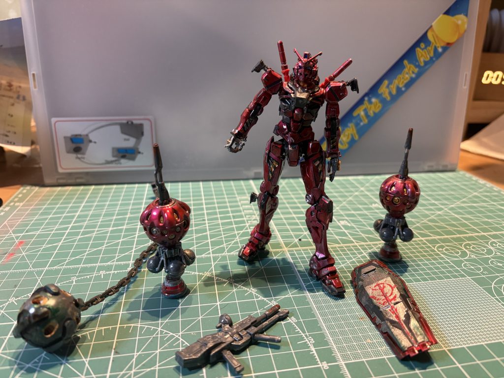 シルバー塗って、クリアレッド何回か重ねて、組んで、軽く汚して、最後に光沢スプレーして、終わりというお手軽塗装です