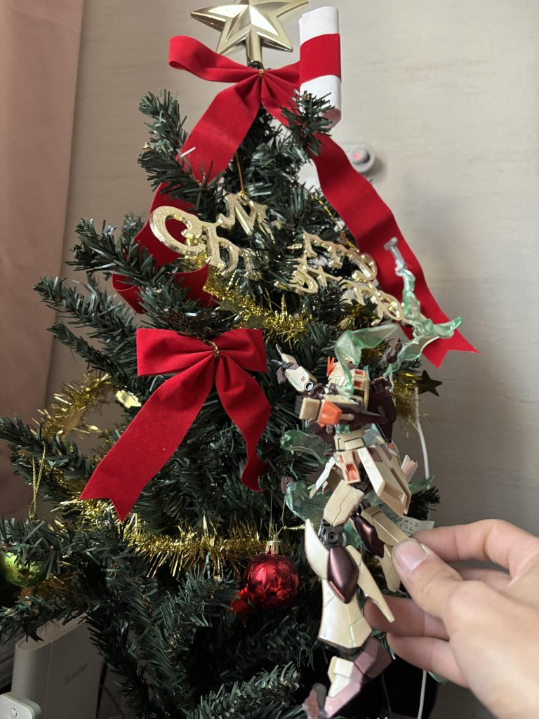 赤い薬玉はサザビーの脱出ポットに見えなくはない🤣