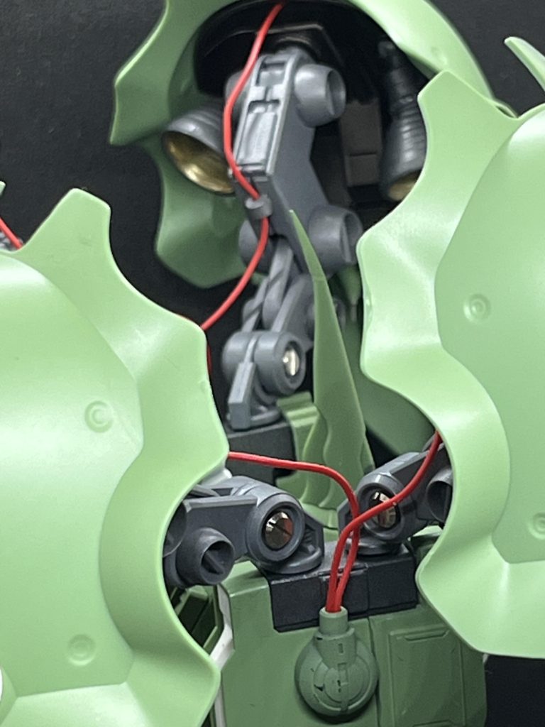 バインダーから肩へケーブルを伸ばしてわちゃわちゃ感をふやしてます。