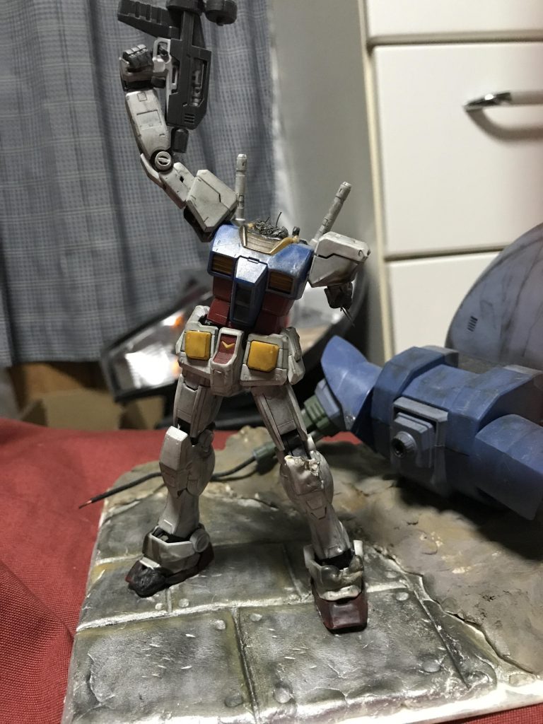 ガンダムアップで全体的に削った炭でウェザリングした記憶が被弾部分は鉛筆の芯を削ったカスを擦り付けて金属感を出してます実物がもう存在しないので、現存する写真がこれだけですね