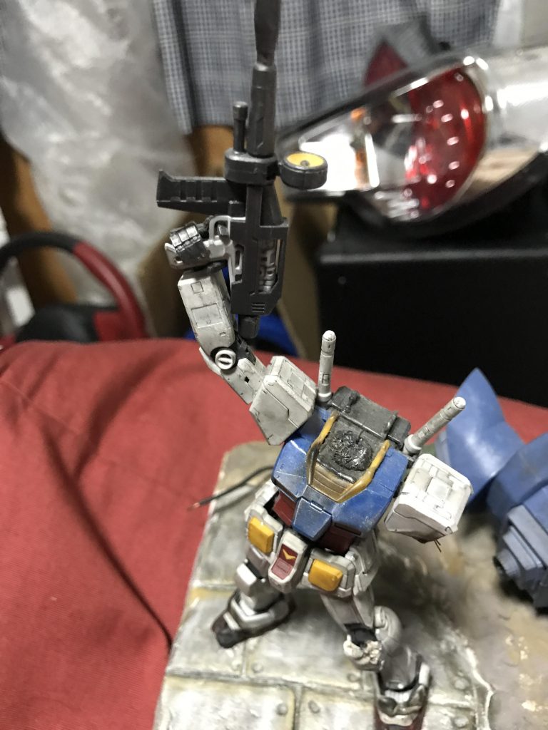 頭部アップでライターで炙って針金ぶっ刺して配線の表現