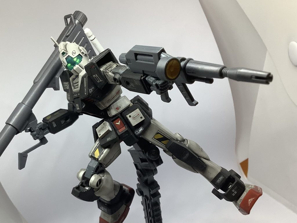 こっからは原作でやってないポーズ集。まずはビームライフルを持たせてみました。頭部ツインアイを4つ目に改造し、頭部に100均ライトを仕込んで電飾しました。頑張って隠してはいるけど背中にボタン電池3枚背負ってます