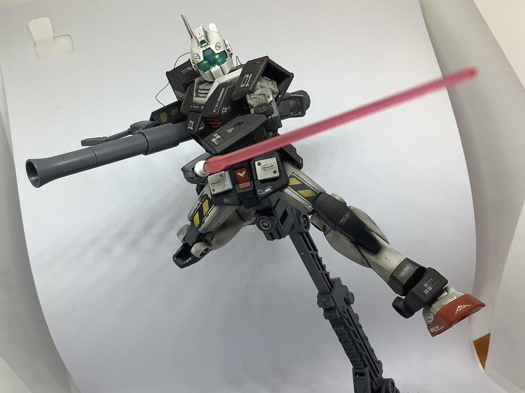 バズーカ＋ビームサーベル。肩らへんに導線がチラ見えしちゃってます