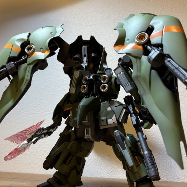 以前の投稿よりご覧いただいている方、ありがとうございます。最近はクソ寒ですがいかがお過ごしなのでしょうか、私は冷え性がキております。肝心のクシャトリヤの方ですが、タイトル通りの進捗です。武装の方をもう少し塗り分けてからデカールとトップコートで終わるつもりなのですが、年末にかけて予定が立て込んでおり、完成投稿は新年1発目のご報告となりそうです。それまでお待ちいただきたく存じます。ｶﾞﾝﾊﾞﾘﾏｽ...まぁ、もうかなり写真撮って映える出来にはなってきてて見応え出てきたので数枚掲載します。エングレービングの塗装なのですが、一度白で塗装したものの、暗めの色調で塗装している外装との調和がイマイチ取れていないので、あえて黒+黒のスーパーロービジエングレービングとしてみました。(もはや袖付きと名乗るほど主張してないという) 一応光沢とツヤ消しでの塗り分けですのでよく見ると中々キマッて見えます。では、また次の進捗報告でお会いしましょう、ありがとうございました。次回もよろしくお願いします〜。（2枚目）