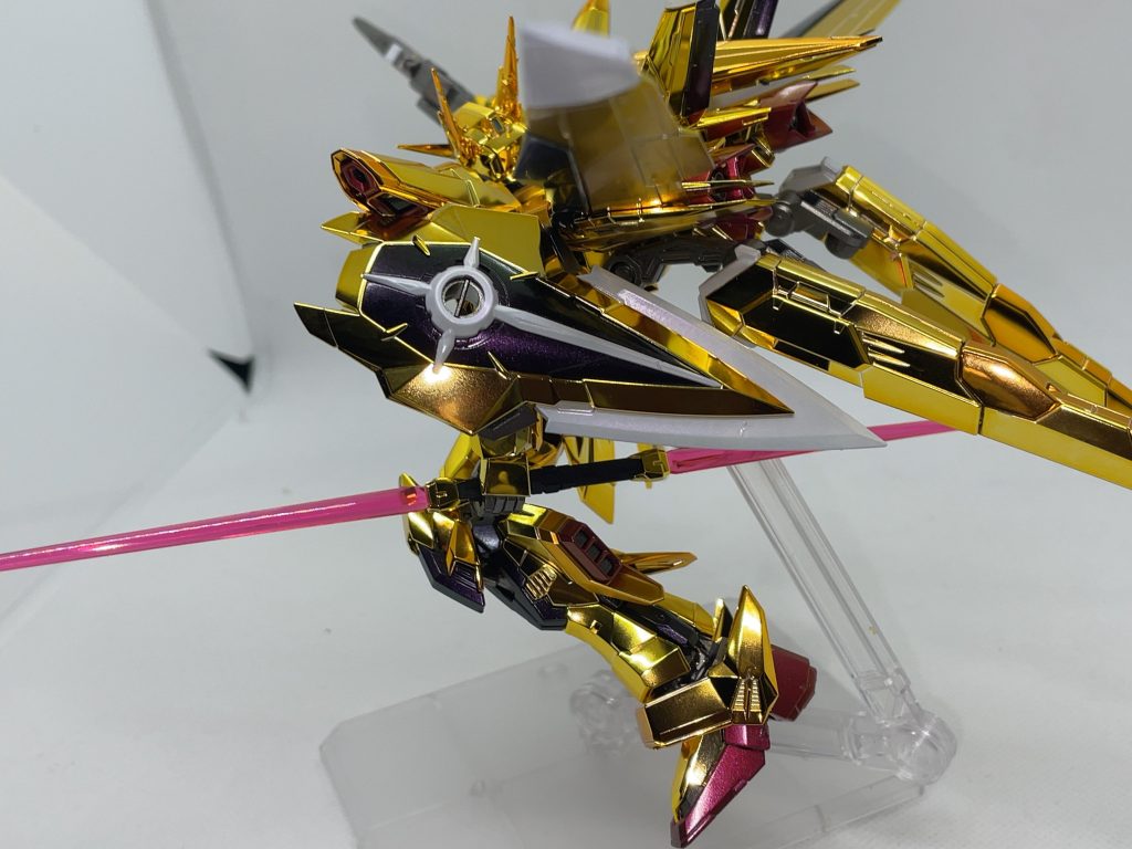 左側、シールド。ホワイト部分はピュアホワイトにスタブラシルバーの粒子を少し加えて高級感のあるホワイトを作りました。こちらもブラック同様に上からパープルグリーンを吹いて、光の当て方でパープルが出てきます。