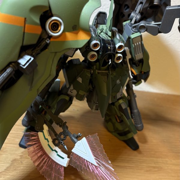 以前の投稿よりご覧いただいている方、ありがとうございます。最近はクソ寒ですがいかがお過ごしなのでしょうか、私は冷え性がキております。肝心のクシャトリヤの方ですが、タイトル通りの進捗です。武装の方をもう少し塗り分けてからデカールとトップコートで終わるつもりなのですが、年末にかけて予定が立て込んでおり、完成投稿は新年1発目のご報告となりそうです。それまでお待ちいただきたく存じます。ｶﾞﾝﾊﾞﾘﾏｽ...まぁ、もうかなり写真撮って映える出来にはなってきてて見応え出てきたので数枚掲載します。エングレービングの塗装なのですが、一度白で塗装したものの、暗めの色調で塗装している外装との調和がイマイチ取れていないので、あえて黒+黒のスーパーロービジエングレービングとしてみました。(もはや袖付きと名乗るほど主張してないという) 一応光沢とツヤ消しでの塗り分けですのでよく見ると中々キマッて見えます。では、また次の進捗報告でお会いしましょう、ありがとうございました。次回もよろしくお願いします〜。（3枚目）