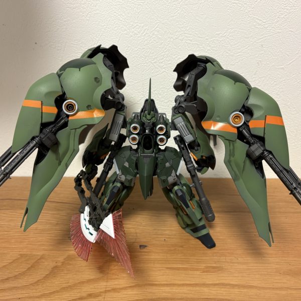 以前の投稿よりご覧いただいている方、ありがとうございます。最近はクソ寒ですがいかがお過ごしなのでしょうか、私は冷え性がキております。肝心のクシャトリヤの方ですが、タイトル通りの進捗です。武装の方をもう少し塗り分けてからデカールとトップコートで終わるつもりなのですが、年末にかけて予定が立て込んでおり、完成投稿は新年1発目のご報告となりそうです。それまでお待ちいただきたく存じます。ｶﾞﾝﾊﾞﾘﾏｽ...まぁ、もうかなり写真撮って映える出来にはなってきてて見応え出てきたので数枚掲載します。エングレービングの塗装なのですが、一度白で塗装したものの、暗めの色調で塗装している外装との調和がイマイチ取れていないので、あえて黒+黒のスーパーロービジエングレービングとしてみました。(もはや袖付きと名乗るほど主張してないという) 一応光沢とツヤ消しでの塗り分けですのでよく見ると中々キマッて見えます。では、また次の進捗報告でお会いしましょう、ありがとうございました。次回もよろしくお願いします〜。（4枚目）