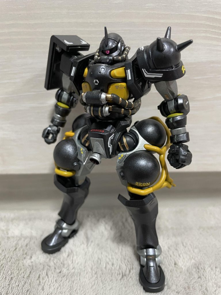 感想前回のプラ溶けを反省し、サフ吹いて溶け無し！怖くて6回位薄く吹きましたがガッツリ吹いても良かったかも！さすが最新プラモ、ランナー跡が目立ちづらいのでランナー塗装はいい感じでした。車用スプレーについてメリット・容量よし(HGなら2体は塗れそう)・メタリック粒子が大きいので鍛造感が出た？&nbsp;デメリット・乾きが遅い(冬　2時間おきに塗装してました)・ニオイがキツい(防毒マスク必須)・メタリック粒子が大きくて凹凸が目立つ反省点本当はグレーはキャップの色くらいの薄さが良かったんですけど、塗装時のムラで何回も吹いて色が濃くなっちゃいましたね。シルバーは3回位で丁度良かったです。イエローはサフ→艶消し→イエロー4回くらいで発色しました。下地の色が大事ですねサフの後シルバーでも良かったかも。以上〜