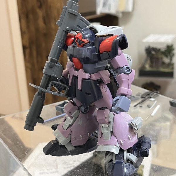 バックパックを作り直しほぼドワッジを意識した形に変更しました。脹脛にはアクティブ防衛システムを設置しました。レクイエムでソラリザクが散弾を発射しジムのスプレーガンを打ち消したやつです。イスラエルではトロフィーシステムの名称で散弾を発射し飛来した砲弾やロケットを迎撃するシステムです。後付け設定で配線は露出させロートル感を出しました。（2枚目）