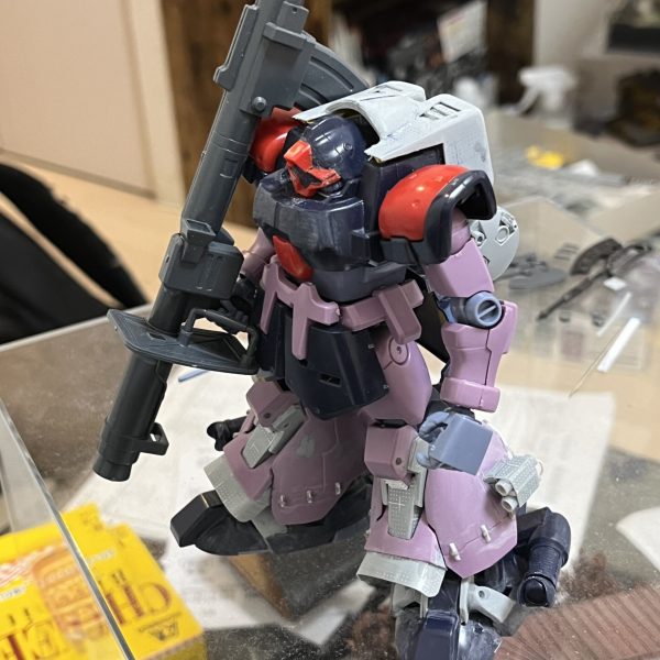 バックパックを作り直しほぼドワッジを意識した形に変更しました。脹脛にはアクティブ防衛システムを設置しました。レクイエムでソラリザクが散弾を発射しジムのスプレーガンを打ち消したやつです。イスラエルではトロフィーシステムの名称で散弾を発射し飛来した砲弾やロケットを迎撃するシステムです。後付け設定で配線は露出させロートル感を出しました。（3枚目）