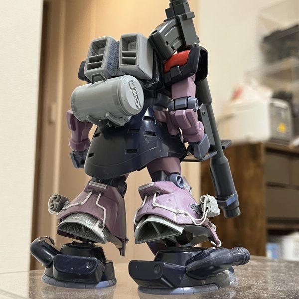 バックパックを作り直しほぼドワッジを意識した形に変更しました。脹脛にはアクティブ防衛システムを設置しました。レクイエムでソラリザクが散弾を発射しジムのスプレーガンを打ち消したやつです。イスラエルではトロフィーシステムの名称で散弾を発射し飛来した砲弾やロケットを迎撃するシステムです。後付け設定で配線は露出させロートル感を出しました。（4枚目）