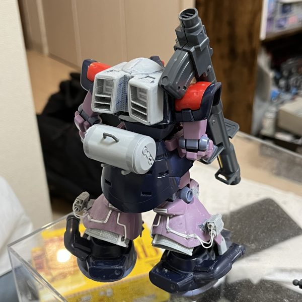 バックパックを作り直しほぼドワッジを意識した形に変更しました。脹脛にはアクティブ防衛システムを設置しました。レクイエムでソラリザクが散弾を発射しジムのスプレーガンを打ち消したやつです。イスラエルではトロフィーシステムの名称で散弾を発射し飛来した砲弾やロケットを迎撃するシステムです。後付け設定で配線は露出させロートル感を出しました。（5枚目）