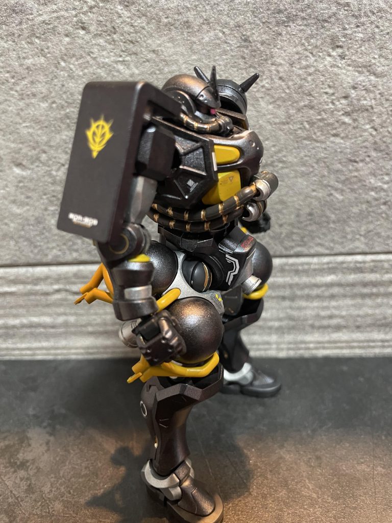 塗装のみだとさっぱり味に出来たのでデカールで誤魔化し笑ジークアクスなので多少派手でもいいかなと色々貼りました。