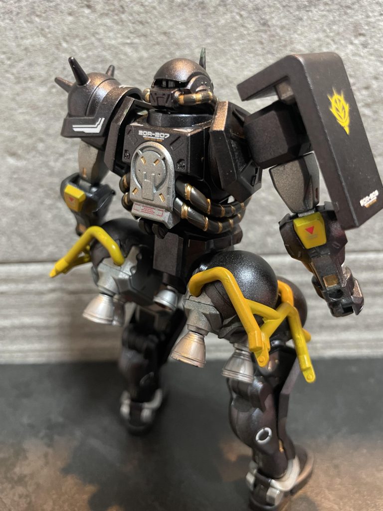 ホルツはアクリル塗料と記載あり。塗料同士の組み合わせがわからなすぎたので水性塗料のゴールドでパイプなど塗り塗り。特に溶け出すとかは無かったです。パイプ、関節は塗装無しのそのままです。