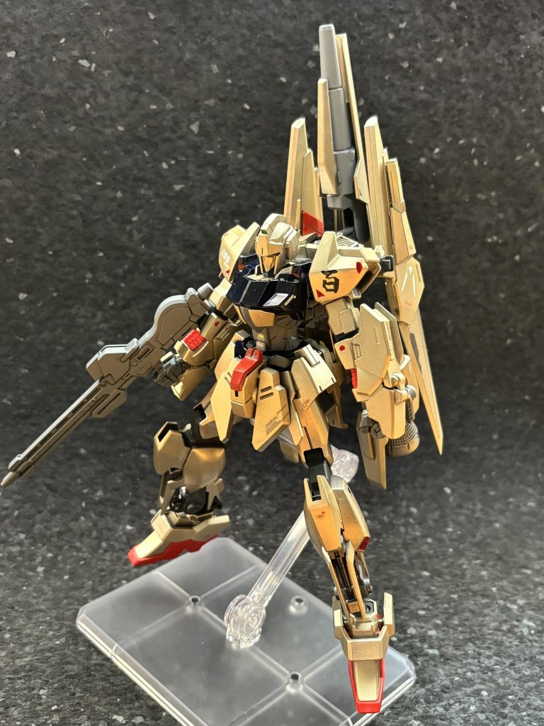 もとの紫白カラーもカッコ良いですがやはりこっちのカラーの方が自分としてはしっくりしますね(gundam-kao6)左肩の百は手書きです