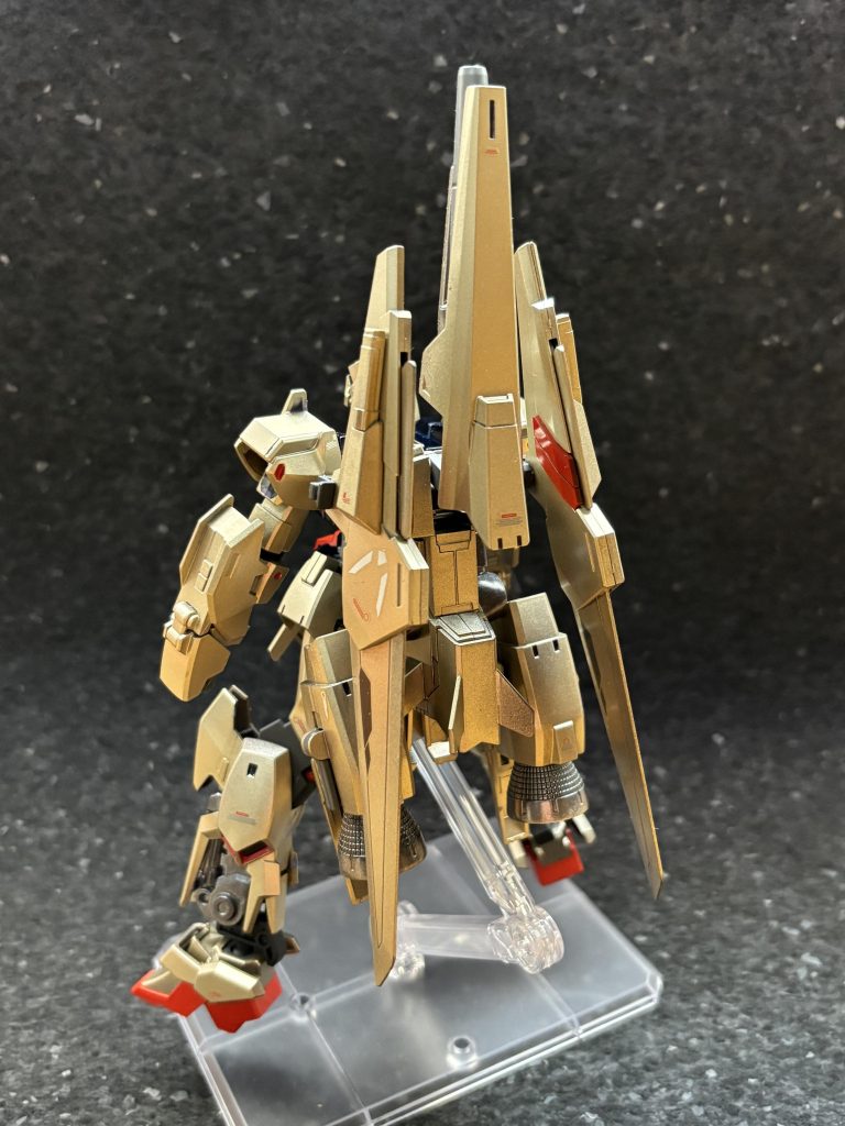 とくに改修などは行なっておらず全塗装のみで仕上げてみました^_^バックパックがデカすぎてどうしても重心が後ろに(gundam-kao5)