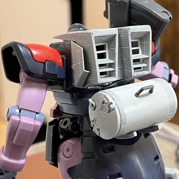 バックパックの大枠が出来上がりました。三度目の正直…やっと納得の仕上がりです。バックパックと脹脛の排気口にフィルターメッシュを裏打ちすべく何年か振りにエッジングパーツを購入しました。ガンプラでエッジングパーツ使うのは今回が初めてです😅かなり目立つ大きさの排気口なのでそれなりに作り込む必要があるかなと思いました。タミヤ製で1／35🇬🇧チャレンジャー戦車の排気口のメッシュです。数カ月ぶりにタムタムに行きまして1,500円位覚悟してたのですが見付けたモノは700円でした。サイズもドンピシャでラッキーでした。バックパックのメッシュの奥が透けて見てしまったらある程度中身も作る必要があるかもです😭（2枚目）