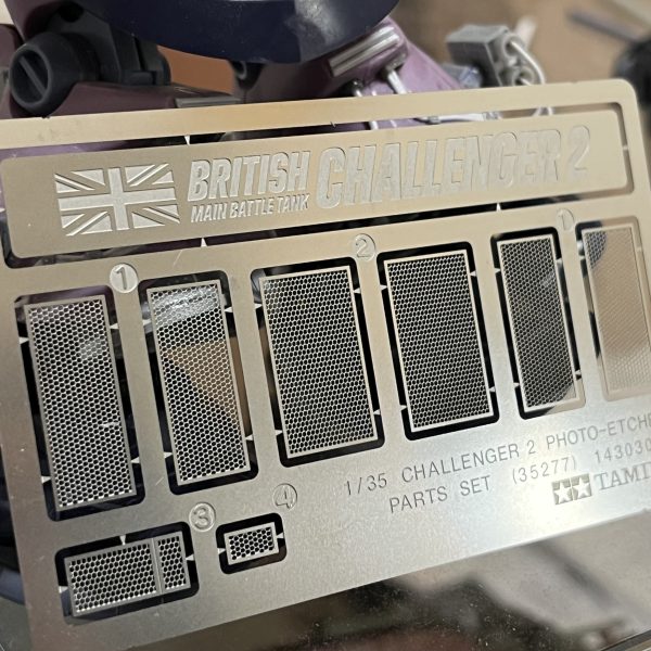 バックパックの大枠が出来上がりました。三度目の正直…やっと納得の仕上がりです。バックパックと脹脛の排気口にフィルターメッシュを裏打ちすべく何年か振りにエッジングパーツを購入しました。ガンプラでエッジングパーツ使うのは今回が初めてです😅かなり目立つ大きさの排気口なのでそれなりに作り込む必要があるかなと思いました。タミヤ製で1／35🇬🇧チャレンジャー戦車の排気口のメッシュです。数カ月ぶりにタムタムに行きまして1,500円位覚悟してたのですが見付けたモノは700円でした。サイズもドンピシャでラッキーでした。バックパックのメッシュの奥が透けて見てしまったらある程度中身も作る必要があるかもです😭（5枚目）