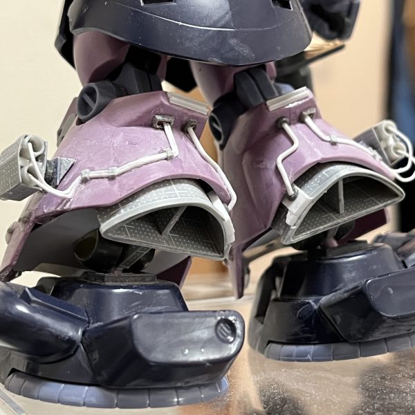 バックパックの大枠が出来上がりました。三度目の正直…やっと納得の仕上がりです。バックパックと脹脛の排気口にフィルターメッシュを裏打ちすべく何年か振りにエッジングパーツを購入しました。ガンプラでエッジングパーツ使うのは今回が初めてです😅かなり目立つ大きさの排気口なのでそれなりに作り込む必要があるかなと思いました。タミヤ製で1／35🇬🇧チャレンジャー戦車の排気口のメッシュです。数カ月ぶりにタムタムに行きまして1,500円位覚悟してたのですが見付けたモノは700円でした。サイズもドンピシャでラッキーでした。バックパックのメッシュの奥が透けて見てしまったらある程度中身も作る必要があるかもです😭（6枚目）