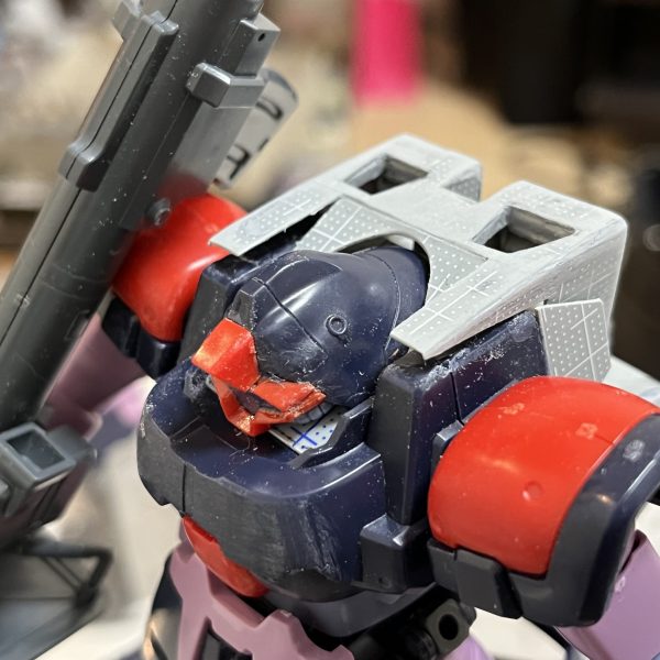 バックパックの大枠が出来上がりました。三度目の正直…やっと納得の仕上がりです。バックパックと脹脛の排気口にフィルターメッシュを裏打ちすべく何年か振りにエッジングパーツを購入しました。ガンプラでエッジングパーツ使うのは今回が初めてです😅かなり目立つ大きさの排気口なのでそれなりに作り込む必要があるかなと思いました。タミヤ製で1／35🇬🇧チャレンジャー戦車の排気口のメッシュです。数カ月ぶりにタムタムに行きまして1,500円位覚悟してたのですが見付けたモノは700円でした。サイズもドンピシャでラッキーでした。バックパックのメッシュの奥が透けて見てしまったらある程度中身も作る必要があるかもです😭（3枚目）