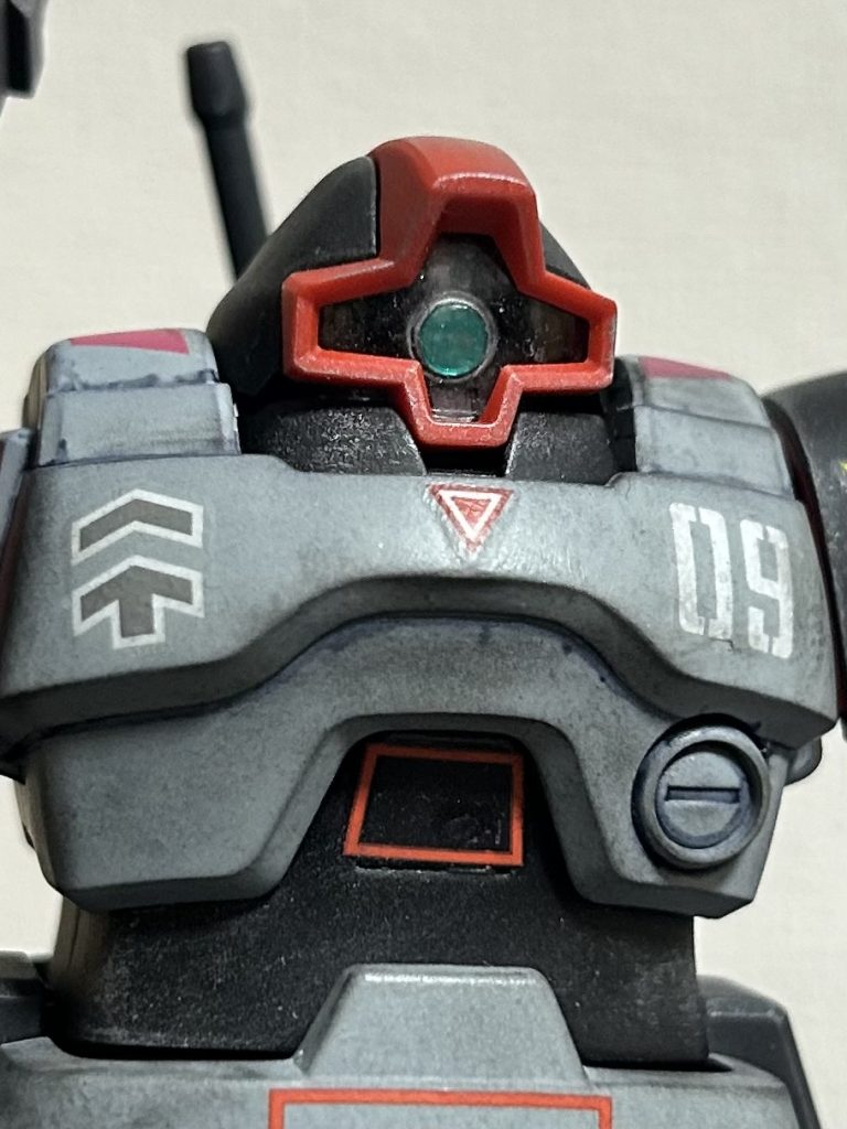 モノアイはHGスコープドッグの余りシールを