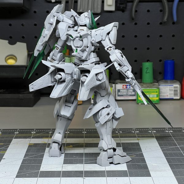 MGアストレア タイプFの改修作業進行中。主な改修内容は以下の通り。&nbsp;MGデュナメスおよびキュリオスに付属するGNブースターの追加。MGクァントに付属するGNソード4の改修。エクシアシールドをクァントと同様に肩部に装着できるように改修。胸部および膝部装甲にデュナメスに付属するミサイルポッドの追加。（4枚目）