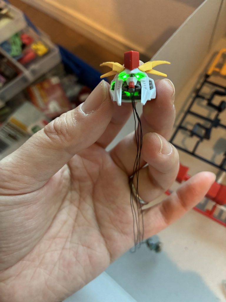 色々駆使して1時間近く目に穴を開けて、レジンで固定しました。