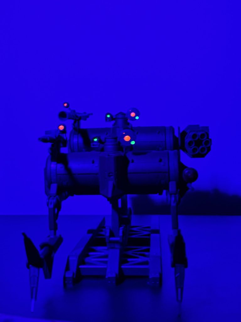 センサーに水性塗料の蛍光カラーを採用することで、擬似的に発光できるようになりました。初めて使いましたが、電飾よりもコストがかからなくていいですね。来年も工夫を凝らしてガンプラを作っていきたいです。2025年最後の完成品、閲覧ありがとうございました!来年も宜しくお願いします。