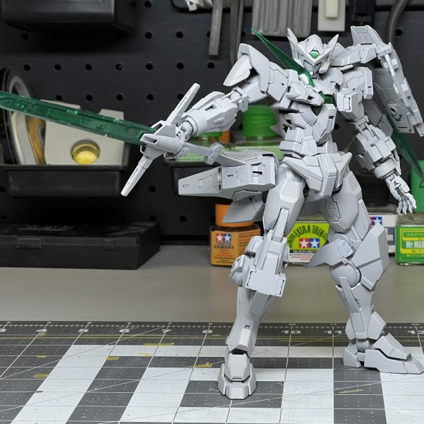 MGアストレア タイプFの改修作業進行中。主な改修内容は以下の通り。&nbsp;MGデュナメスおよびキュリオスに付属するGNブースターの追加。MGクァントに付属するGNソード4の改修。エクシアシールドをクァントと同様に肩部に装着できるように改修。胸部および膝部装甲にデュナメスに付属するミサイルポッドの追加。（2枚目）