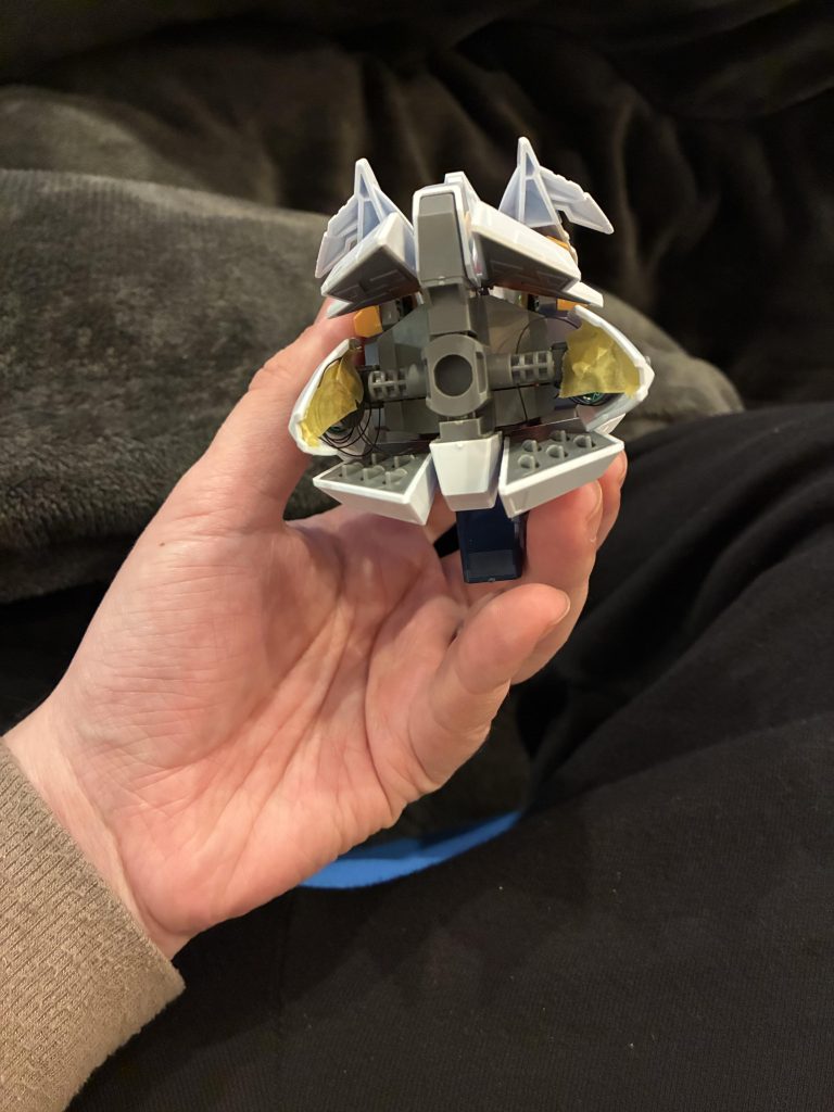 配線はスカート裏へ。ボタン電池切れた時用にマスキングで止めただけですが、もっとかっこいい固定方法はないかな…