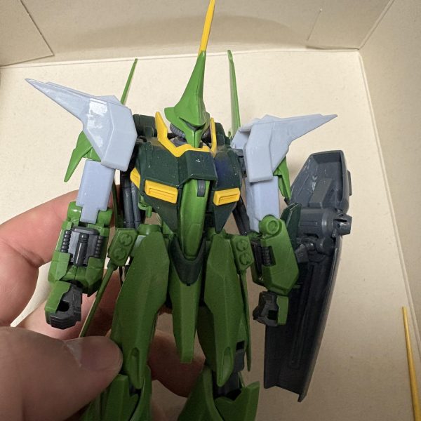 袖付きバウを作るためにギラドーガ指揮官機のビームマシンガンを設計出力しました。(バウアタッカー時にマウントするための溝があるものと無いものの2種類用意しました)肩を尖らせるのとプロポーション良くするのに二の腕延長パーツと肩パーツも設計しました。袖付きのエングレービングパーツとリバウの腰をどうにか制作して塗装する予定です（5枚目）