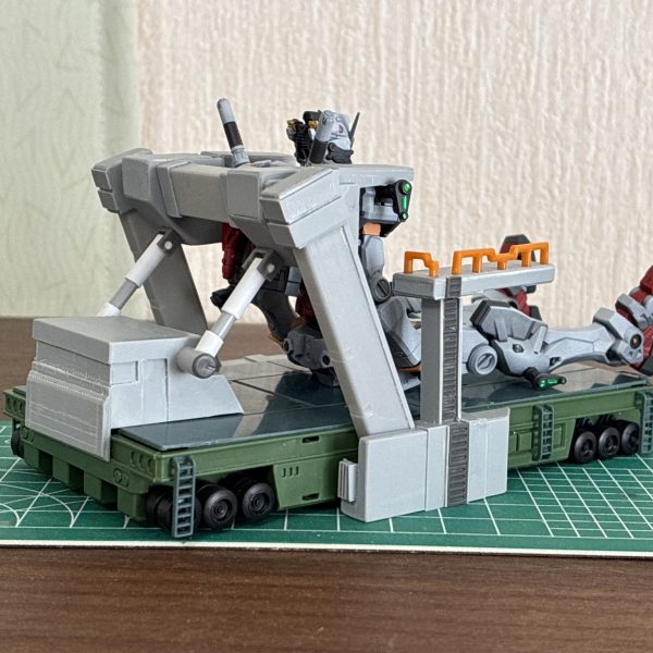 1st版をベースにフレームを被せる形で、GQ版のガンダムトレーラーにしてみました。雑再現ですが、シリンダーの伸縮、フレームの角度、肩の固定具、タラップが可動式で、多少の汎用性があるので、ガンキャノンも運べます。追加パーツを外して、1st版にも戻せますよ😁これでとりあえずガンキャノン戦まで撮影できるようになったので、コクピットシート作成と並行して撮影開始です😃（2枚目）