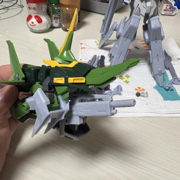 袖付きバウを作るためにギラドーガ指揮官機のビームマシンガンを設計出力しました。(バウアタッカー時にマウントするための溝があるものと無いものの2種類用意しました)肩を尖らせるのとプロポーション良くするのに二の腕延長パーツと肩パーツも設計しました。袖付きのエングレービングパーツとリバウの腰をどうにか制作して塗装する予定です（2枚目）