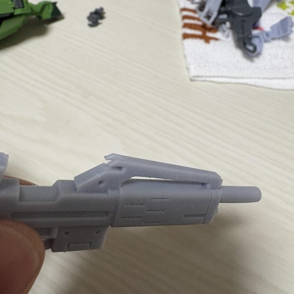 袖付きバウを作るためにギラドーガ指揮官機のビームマシンガンを設計出力しました。(バウアタッカー時にマウントするための溝があるものと無いものの2種類用意しました)肩を尖らせるのとプロポーション良くするのに二の腕延長パーツと肩パーツも設計しました。袖付きのエングレービングパーツとリバウの腰をどうにか制作して塗装する予定です（3枚目）