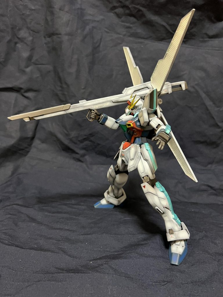 側面も見える角度から。黒立ち上げで暗めになった本体に対して光の翼ホロブルーでいいアクセントになったかな。