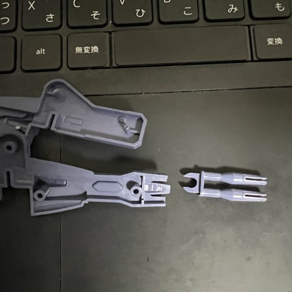 可動改修に関わらなさそうな箇所を合わせ目消しのために接着。ビームマシンガンの銃口を開口し、後ハメ加工。（3枚目）