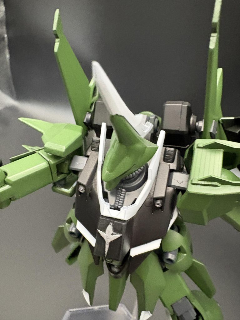 胸のバルカンも最初は省略しようかと思っていたのですが弄りまくってるうちに作りたくなったので作りました