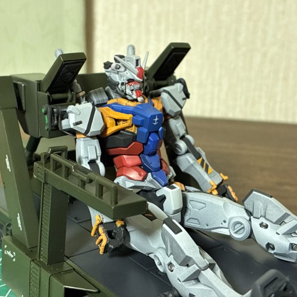 1st版をベースにフレームを被せる形で、GQ版のガンダムトレーラーにしてみました。雑再現ですが、シリンダーの伸縮、フレームの角度、肩の固定具、タラップが可動式で、多少の汎用性があるので、ガンキャノンも運べます。追加パーツを外して、1st版にも戻せますよ😁これでとりあえずガンキャノン戦まで撮影できるようになったので、コクピットシート作成と並行して撮影開始です😃（3枚目）