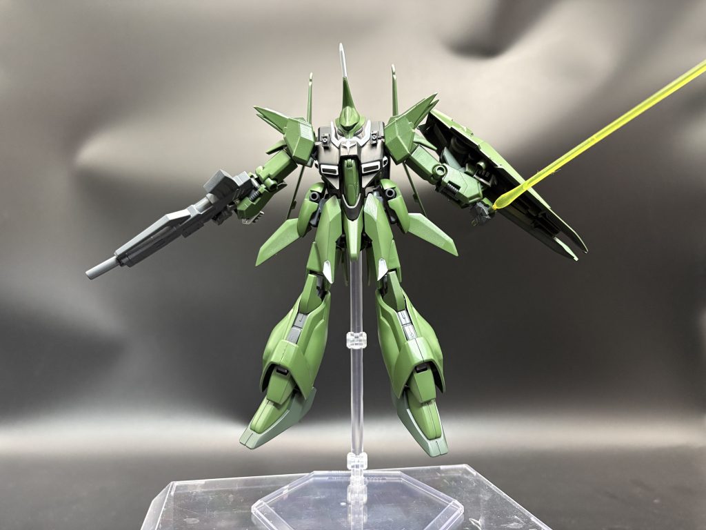 合体と同時にサーベル展開してるのが個人的に印象に残ってますバウのサーベルは一体成形だったのでサーベル部分を切り落とした後、柄に2mmで穴を開けサーベルエフェクトが付くようにプチ改造しました