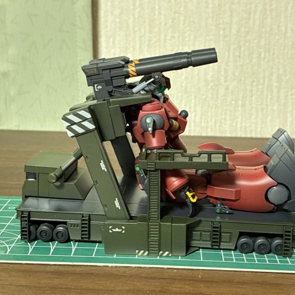 1st版をベースにフレームを被せる形で、GQ版のガンダムトレーラーにしてみました。雑再現ですが、シリンダーの伸縮、フレームの角度、肩の固定具、タラップが可動式で、多少の汎用性があるので、ガンキャノンも運べます。追加パーツを外して、1st版にも戻せますよ😁これでとりあえずガンキャノン戦まで撮影できるようになったので、コクピットシート作成と並行して撮影開始です😃（4枚目）