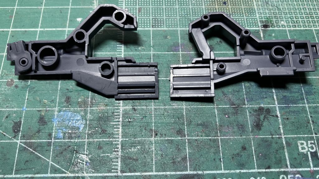 ビームカリヴァは右手用のストックの後ハメ加工を行いました。内部のレール部分を削り込みました。